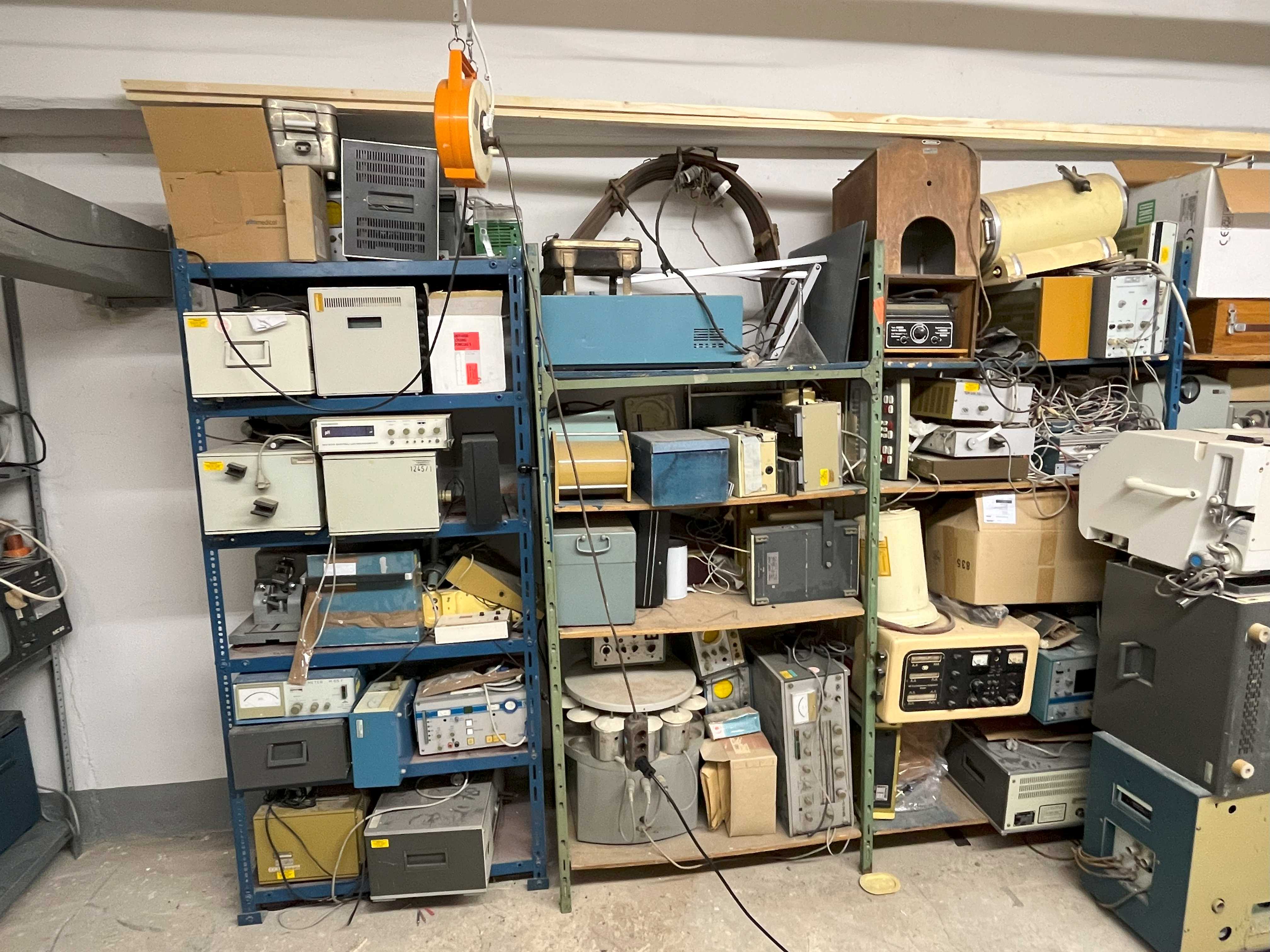 <p>Die Historische Medizintechnische Sammlung wurde bis zum Umzug im Keller der Mensa der Otto-von-Guericke Universität gelagert.</p>