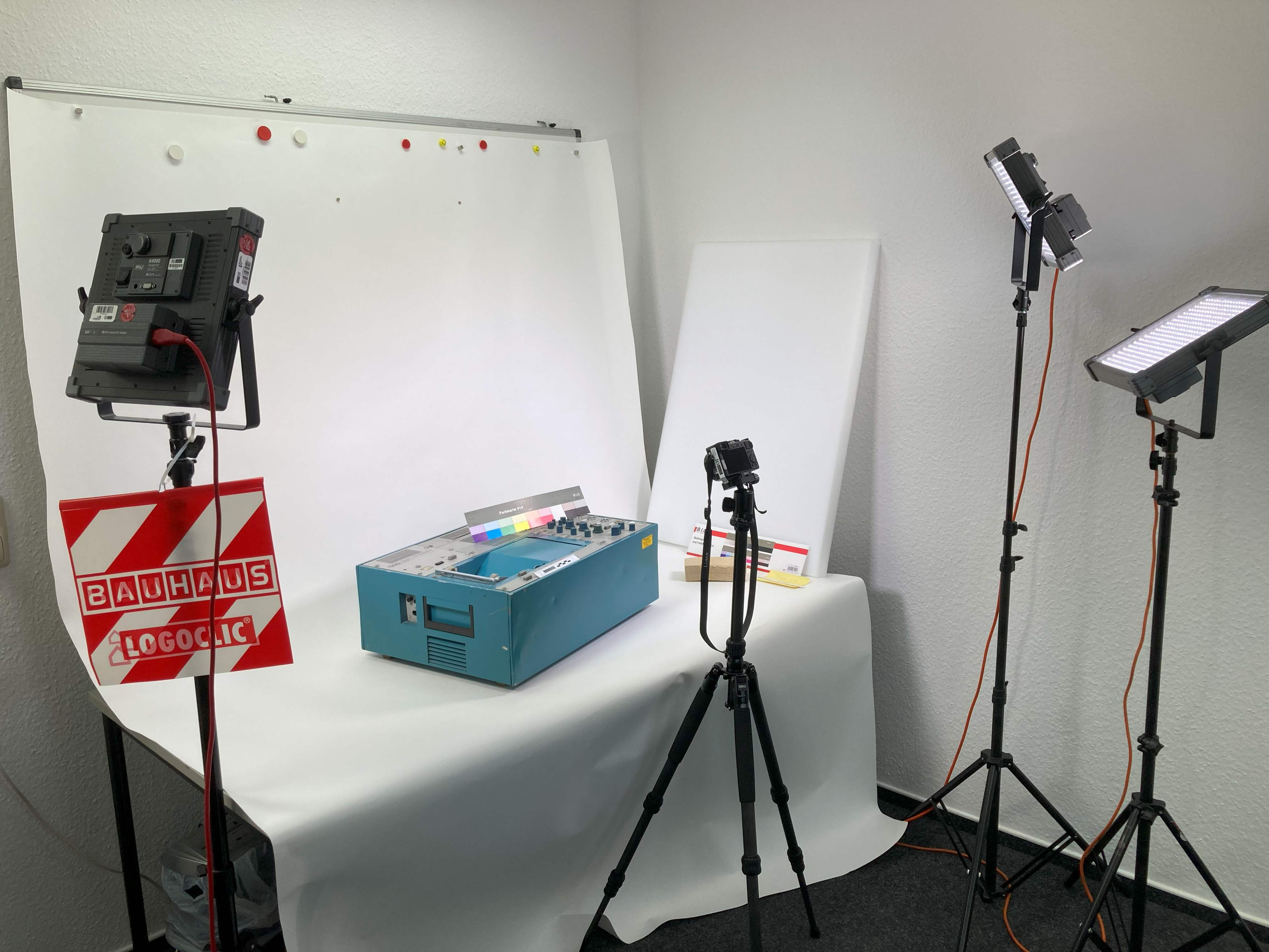 <p>Ein Gerät wird für die Datenbank fotografiert.</p>